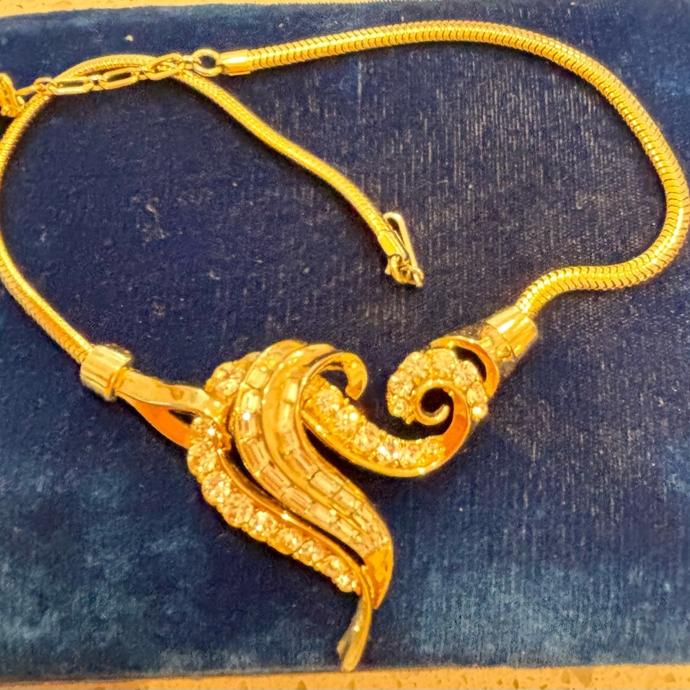 Elegant Gold Swirl Necklace.  (DISCOUNT: 3/$20)